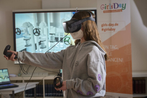 Eine Schülerin mit VR-Brille