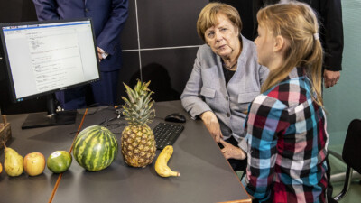 Angela Merkel und eine Schülerin an einem Stand beim Girls'Day 2019