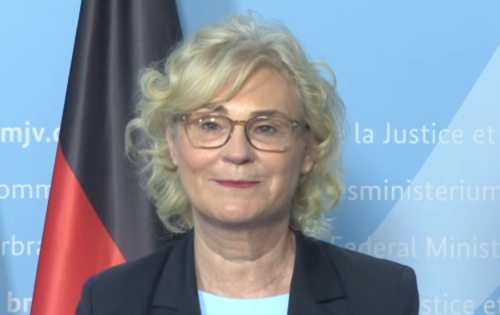 Bundesministerin Christine Lambrecht bei ihrem Grußwort zum DFC-Halbfinale