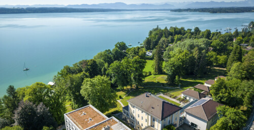 Luftansicht des Geländes der Akademie für politische Bildung in Tutzing am Starnberger See.