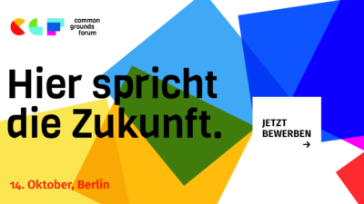 Bunbtes Bild mit übereinanderliegenden Quadraten in gelb, orange, hellblau, dunkelblau und rot. Text: Common Grounds Forums. Hier spricht die Zukunft. 14. Oktober, Berlin. Jetzt bewerben.