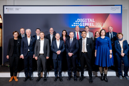Gruppenfoto der Plattformleitungen beim Digital-Gipfel 2023