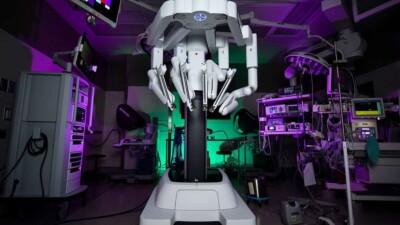 Ein Chirurgie-Roboter in einem OP-Saal